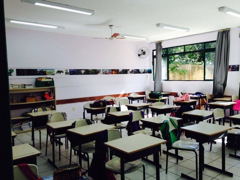 Pais e professores cuidam de escola no Santinho