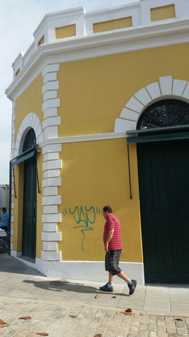 Mercado amanhece com pichação após restauro