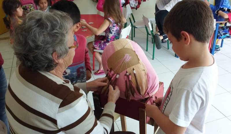 Alunos de creche conhecem a renda de bilro 