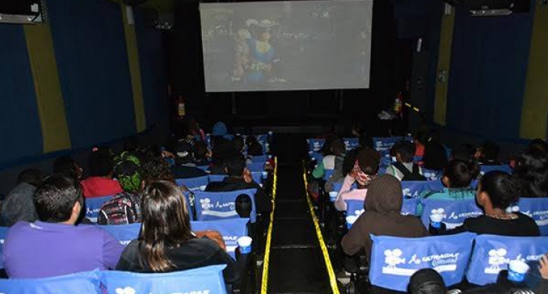 Bairro Costeira recebe cinema itinerante 