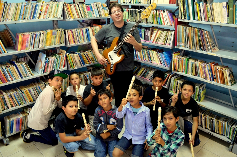 Professor embala as aulas ao som de rock e rap