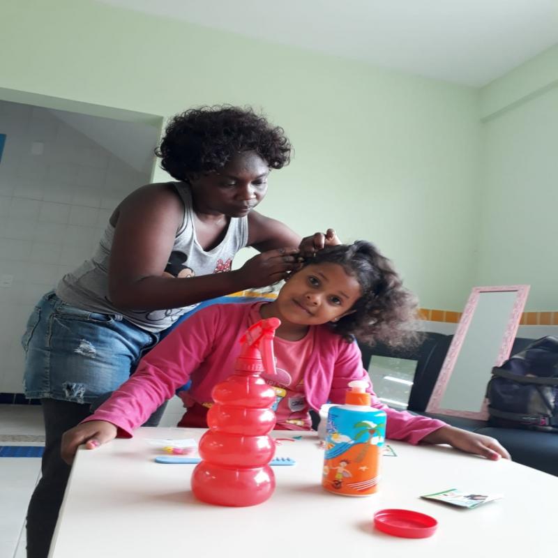 Trança Nagô em creche fortalece relação étnico-racial