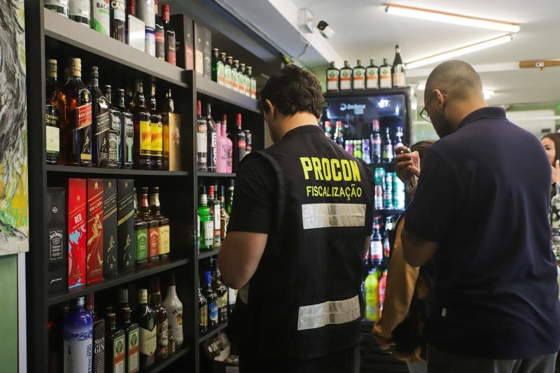 Procon de Florianópolis realiza vistorias em bares do centro frente aos casos de intoxicação por metanol