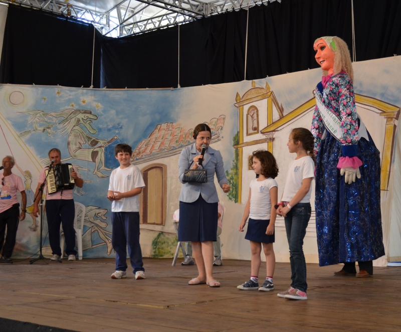 Dona Bilica diverte público no Largo da Alfândega