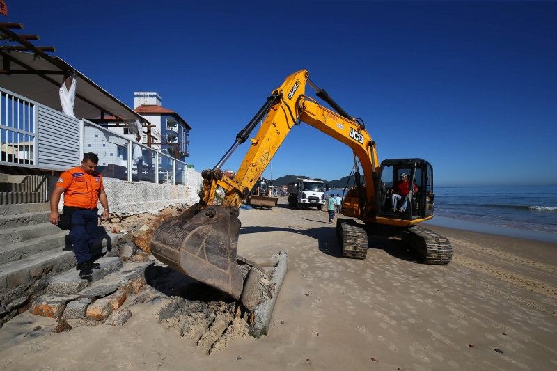 Prefeitura inicia trabalho de recuperação nas praias da Capital