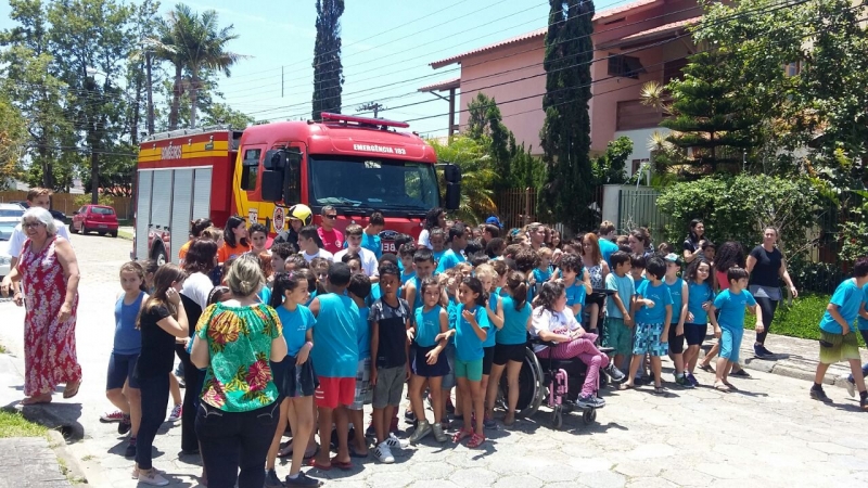 Cerca de 190 pessoas participam de simulação de emergência em escola