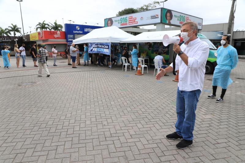 Prefeito usa megafone para chamar população para se vacinar no TICEN