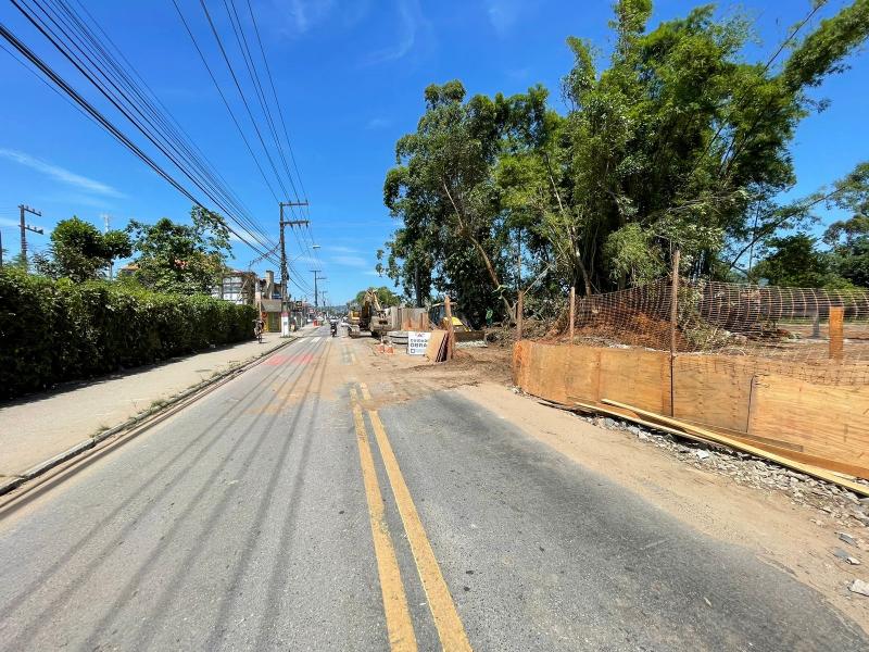 Rodovia Tertuliano Brito Xavier tem trecho interditado em meia-pista
