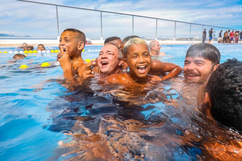 Prefeitura inaugura piscina da Passarela do Samba
