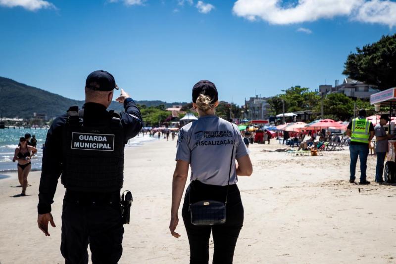 Operação Verão: oito carrinhos irregulares são apreendidos em fiscalização na praia de Canasvieiras 