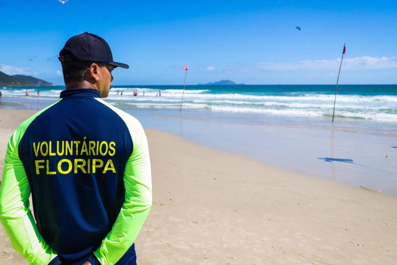 Voluntários Floripa: primeiro fim de semana de atuação dos Agentes Comunitários de Segurança tem fiscalização de praias e apoio ao Desfile de Natal