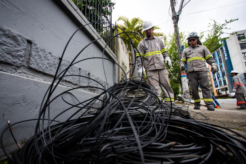 Mutirão limpa-poste removeu mais de 17 toneladas de cabos obsoletos das ruas de Florianópolis em 2025