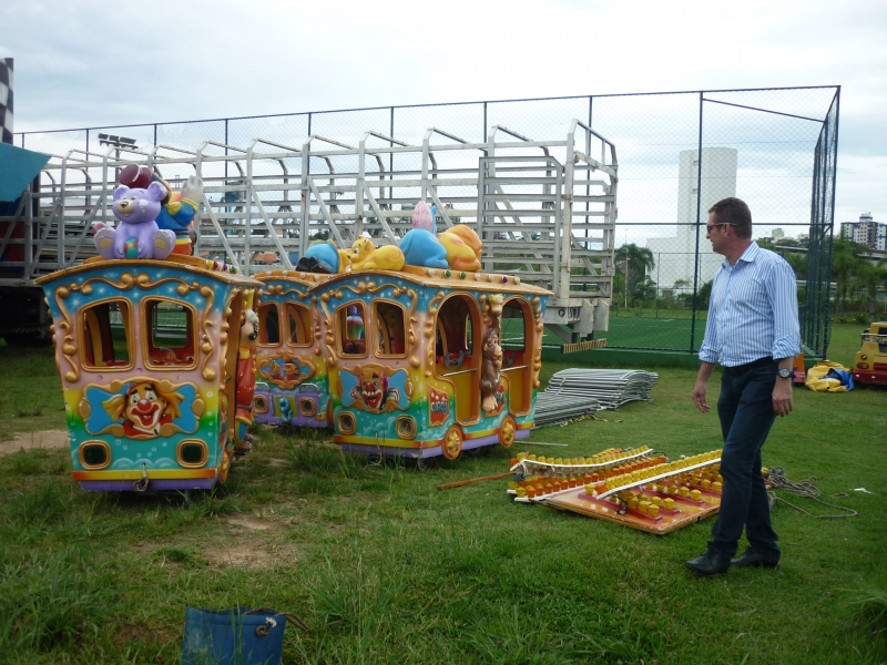 Brinquedos são retirados do Parque de Coqueiros