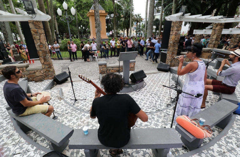 Prefeitura reabre a Praça XV com programação cultural