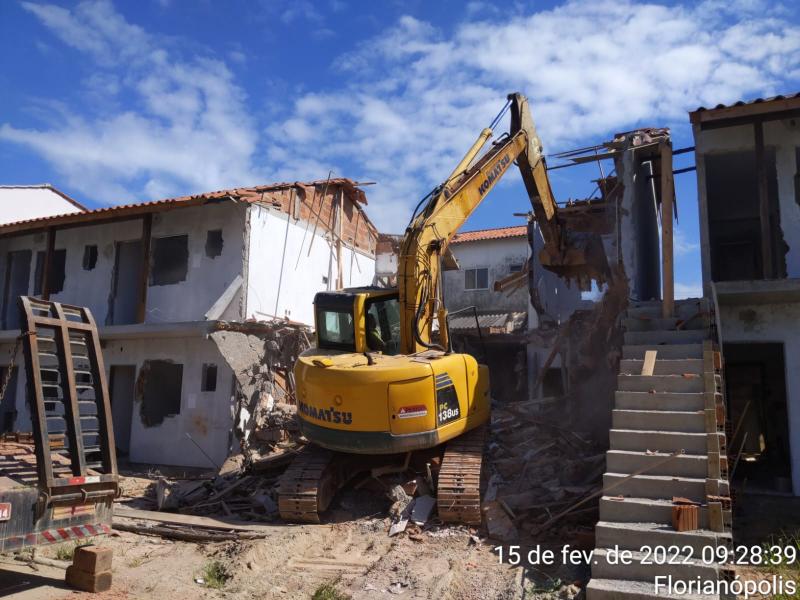 Prefeitura realiza demolição de três obras irregulares no Norte da Ilha