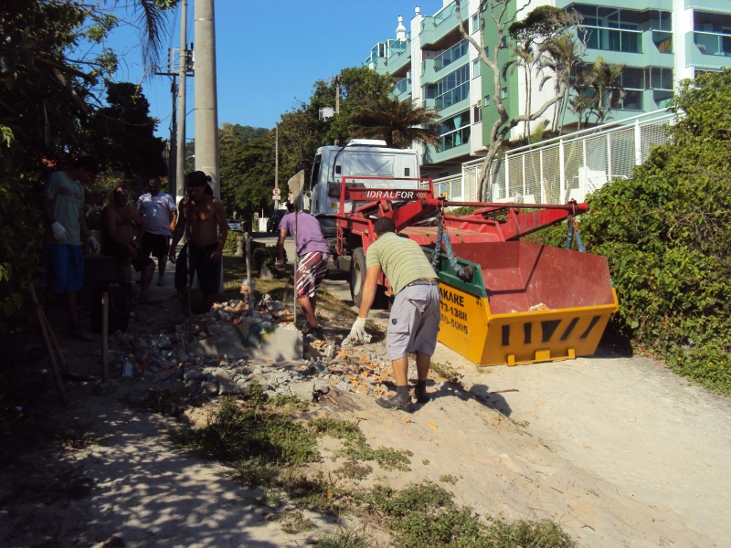 Estrutura de alvenaria é demolida em Canasvieiras