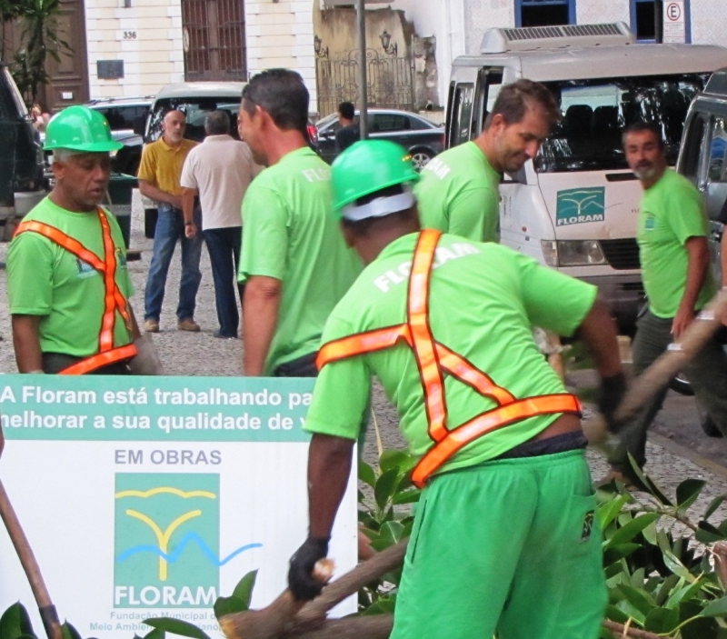 Floram faz poda preventiva na Praça XV