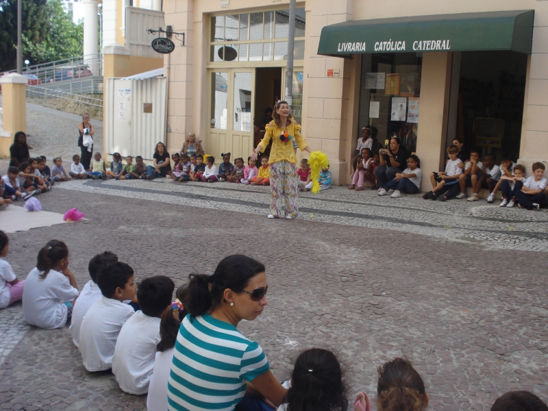 Crianças se divertem com antigas brincadeiras infantis