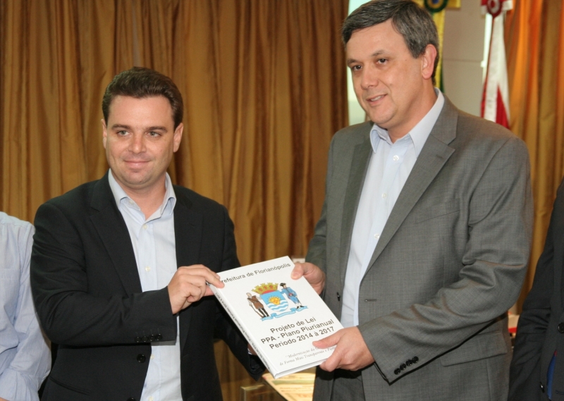 Prefeito entrega PPA 2014 - 2017 à Câmara Municipal