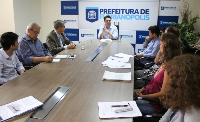 Prefeito recebe defensores da Ponta do Coral