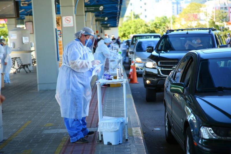 Em primeiro dia de funcionamento drive-thru para testagem do novo coronavírus realiza 84 testes 