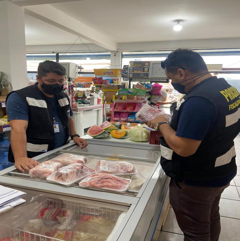 Procon apreende 17 kg de alimentos em mercado do Santinho