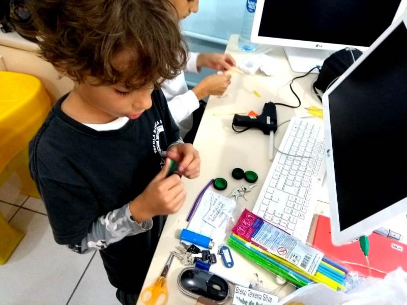 Estudantes estão aprendendo robótica com sucata no contraturno