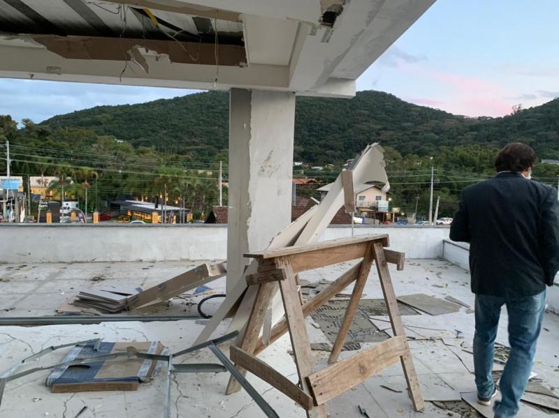 Prefeitura realiza demolição de cobertura irregular em prédio no Rio Tavares