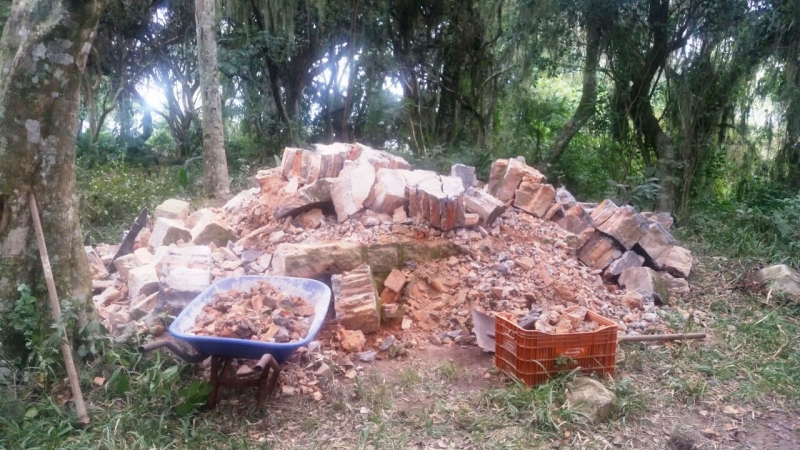 Floram derruba caixa d’agua em desuso