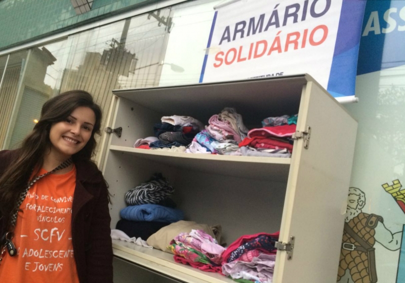 Adolescentes doam roupas para Armário Solidário