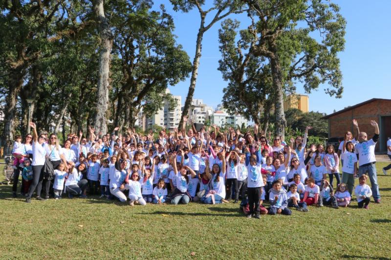 Prefeitura premia 400 crianças com camisetas escolares ecológicas