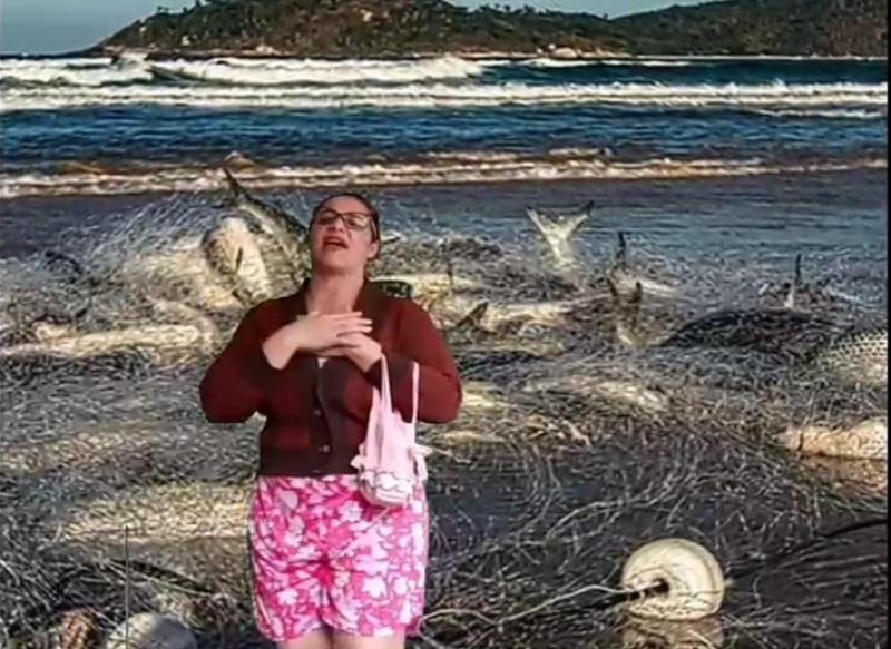 Professora do Neim Albertina Madalena interpreta personagem Dona Miloca para compartilhar as tradições da ilha