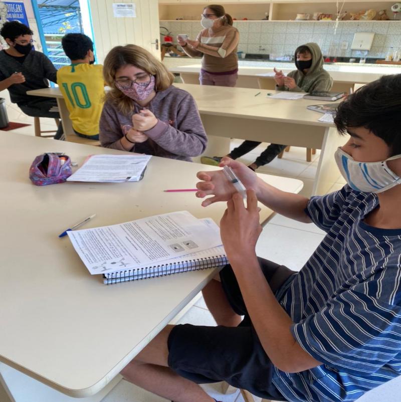 Estudantes da EBM Beatriz de Souza Brito testam leis básicas da física em experimentos científicos