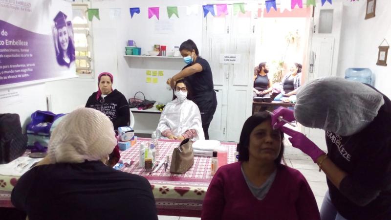 Casa de Passagem oferece dia de embelezamento para acolhidas