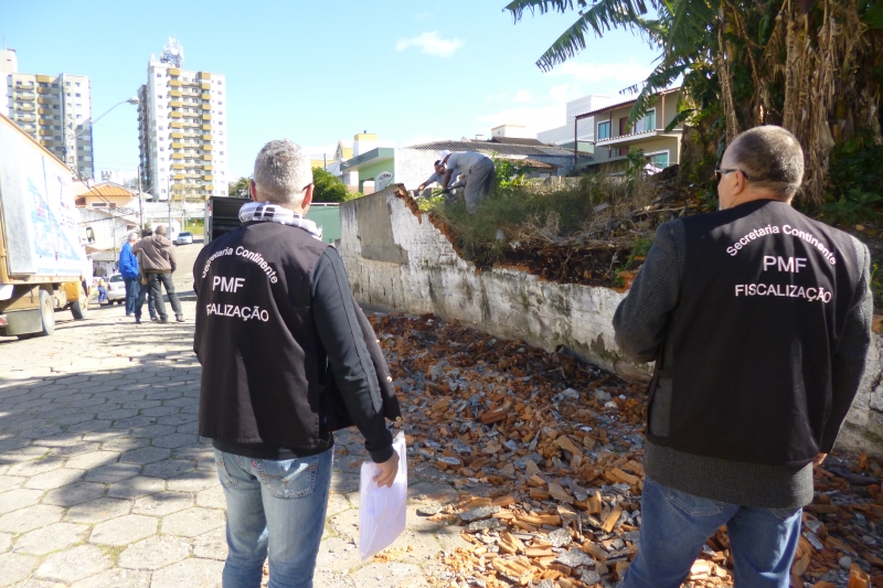 Muro condenado é posto abaixo no Continente 