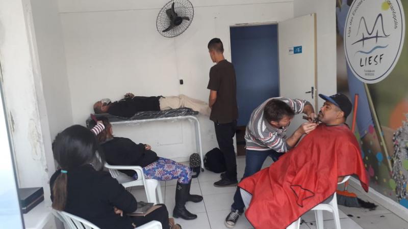 Mais de 90 pessoas em situação de rua são atendidas em mutirão
