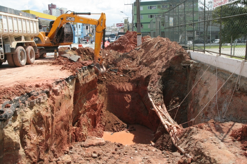 Rompimento da tubulação no bairro Estreito é consertado