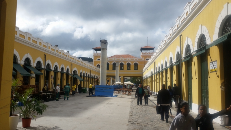 Vão do Mercado: instalados os pilares da cobertura