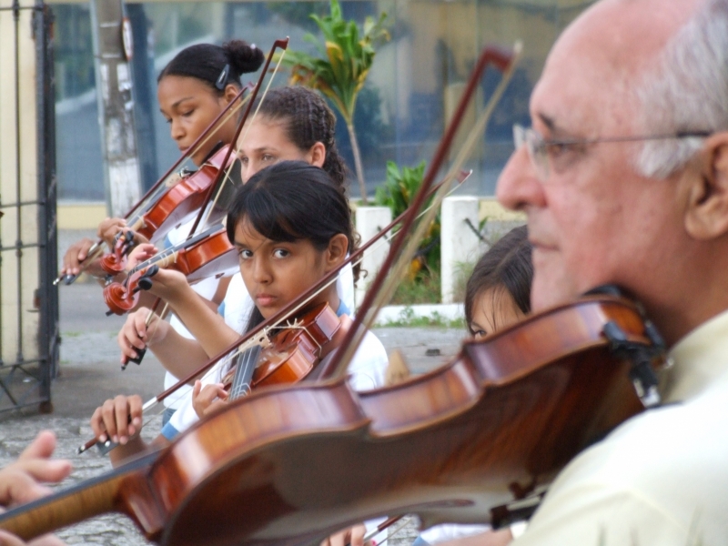 Orquestra Escola faz concerto na Avenida Paulo Fontes