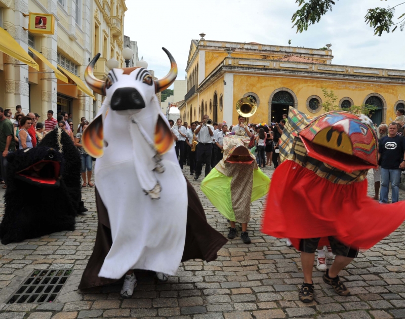 Desfile pelas ruas centrais anuncia Encontro de Bois em Florianópolis