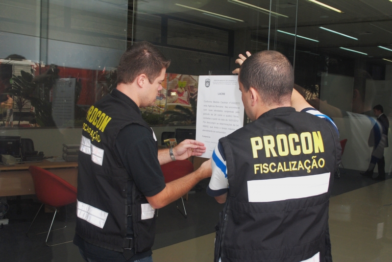 Procon lacra agências bancárias no Centro 