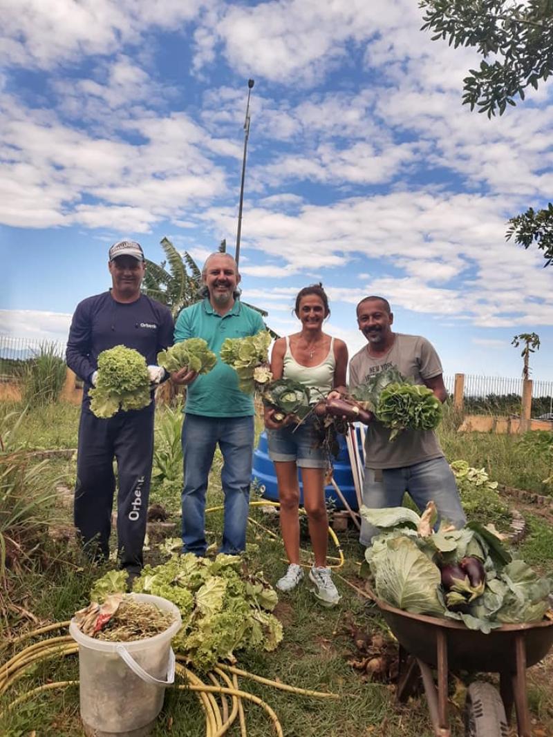 Crianças do Educar no Verão recebem alimentos da horta do Neim Hassis