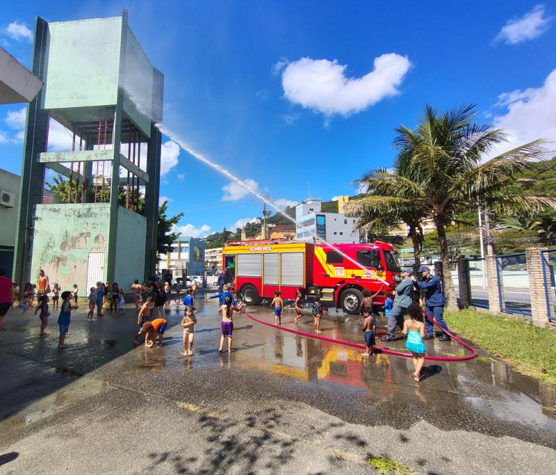 Crianças do Educar no Verão recebem batismo de mangueira dos bombeiros