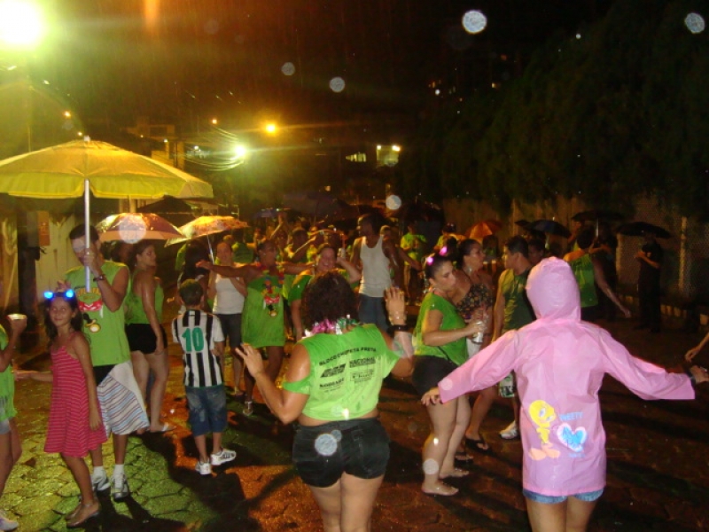 Chuva e vento forte causam prejuízos no Carnaval do Continente