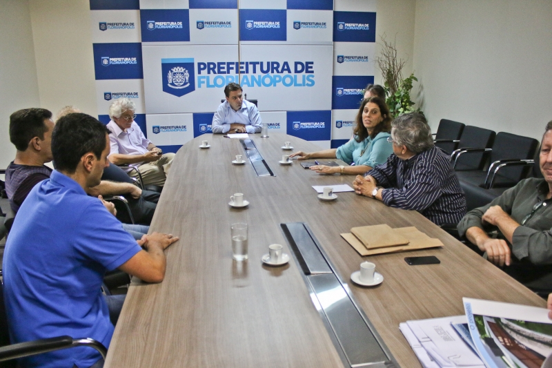 Conversa sobre biblioteca no Mont Serrat se amplia