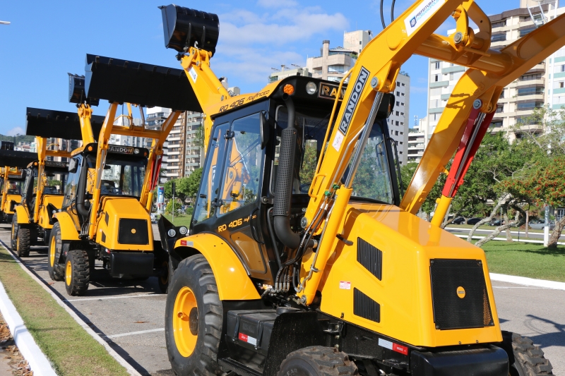 Prefeitura entrega equipamentos para obras nos bairros