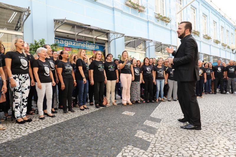 Prefeitura realiza Flash Mob nas Ruas do Centro em homenagem ao Dia das Mães