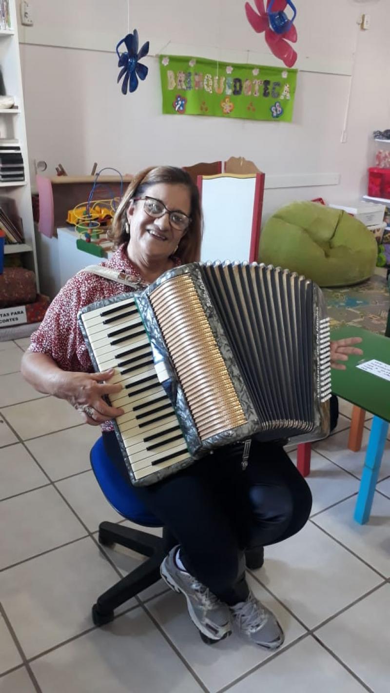 Professora-sanfoneira anima criançada da rede municipal de ensino 