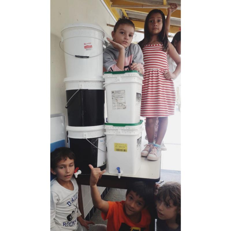 ESTUDANTES DA REDE MUNICIPAL DE ENSINO DA CAPITAL CONSTROEM MINHOCÁRIOS NA SALA DE AULA 