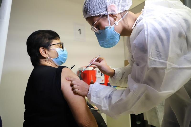Florianópolis continua vacinação contra Covid-19 e Influenza nesta terça-feira, 17/05